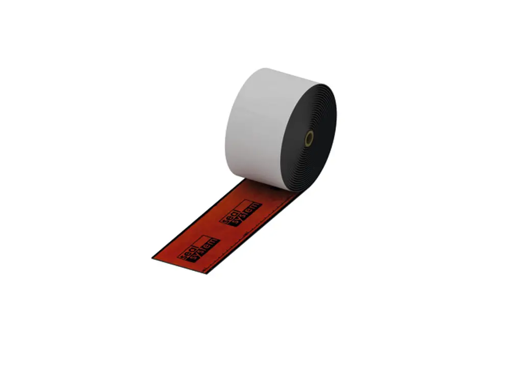 Weiße Rolle mit Dichtband, teilweise rot gefärbt, auf einem weißen Hintergrund. Die Marke TECE ist auf dem Dichtband abgedruckt.